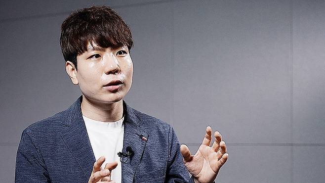 지난달 10일 화이트해커로 활동 중인 김한수씨가 중앙일보 VOICE팀과 인터뷰하고 있다. 김씨는 금융기업, 대기업, 공기업 등 여러 기업 모의 해킹 프로젝트를 맡아 보안 취약점을 찾아내는 정보 보안 전문가다.