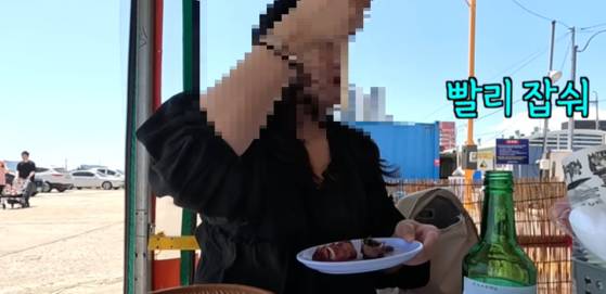 지난 6월 강원 속초시 대표 포장마차촌 '오징어 난전'의 한 식당이 혼자 방문한 여성 손님에게 부적절한 응대를 한 사실이 알려져 논란이 일었다. 사진 유튜브 채널 '김술포차' 캡처