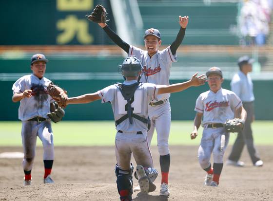 지난해 8월 23일 전국고교야수선수권대회에서 우승을 거머쥐면서 환호하는 교토국제고 니시무라 잇키 투수.사진=지지통신