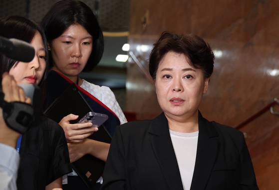 윤희숙 국민의힘 혁신위원장(오른쪽)이 7월 23일 국회에서 열린 비공개 의원총회를 마친 뒤 기자들 질문에 답하고 있다.