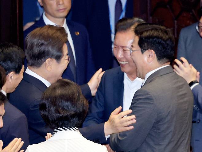 이재명 대통령이 지난 6월 26일 국회 본회의장에서 시정연설을 마친 뒤 당시 더불어민주당 대표 후보인 정청래, 박찬대 의원을 격려하는 모습. 국회사진기자단