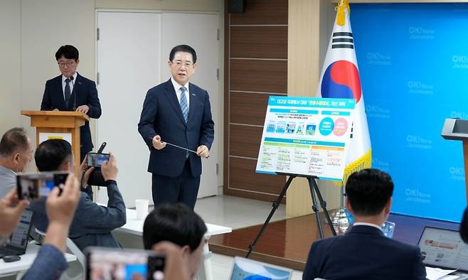 ▲ 김영록 전라남도지사가 12일 전남도청 브리핑룸에서 관광서비스 대전환을 위한 대도민 담화문을 발표했다 [전라남도]&nbsp;&nbsp;