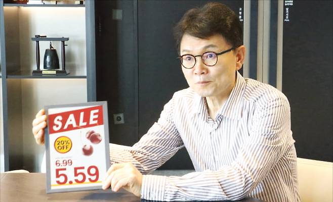 전성호 솔루엠 대표가 ﻿주력 제품인 전자가격표시기(ESL)﻿에 대해 설명하고 있다.  솔루엠 제공