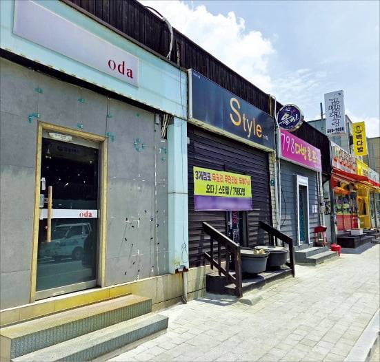 < 발길 끊긴 상권 > 충남 서산 대산석유화학단지 인근 상가에 임차인을 구하는 안내문이 수개월째 붙어 있다.  대산=김진원 기자