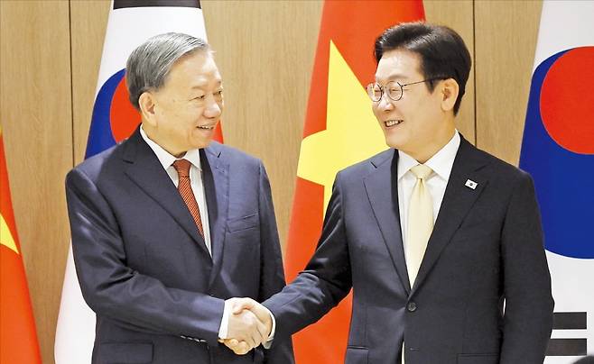 < 손 잡은 韓·베트남 정상 > 이재명 대통령과 또럼 베트남 공산당 서기장이 11일 용산 대통령실에서 정상회담을 하기 전 악수를 하고 있다. 두 정상은 이날 ‘한-베트남 포괄적 전략 동반자 관계 심화를 위한 공동성명’을 채택했다.  김범준 기자