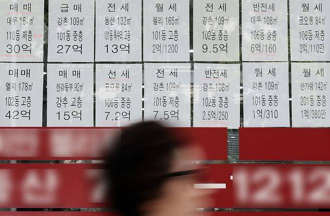서울의 한 공인중개사사무소에 아파트 매매 및 전세 매물 시세가 게시돼 있다. 사진=뉴스1