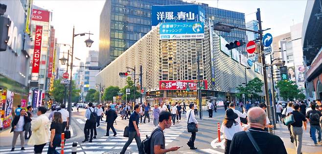 퇴근길에 나선 도쿄 시민들이 신바시역의 건널목을 건너고 있다. /최만수 기자