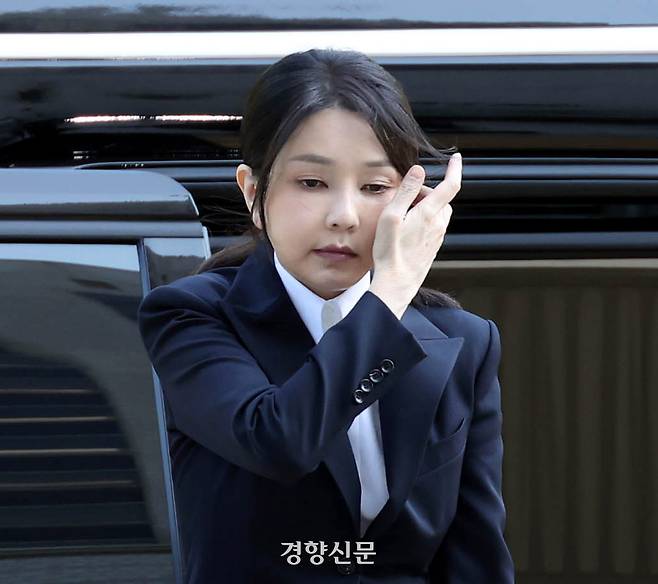 윤석열 전 대통령 부인 김건희 씨가 12일 오전 서울 서초구 서울중앙지법에서 열린 구속 전 피의자 심문(영장실질심사)에 출석하고 있다. 권도현 기자