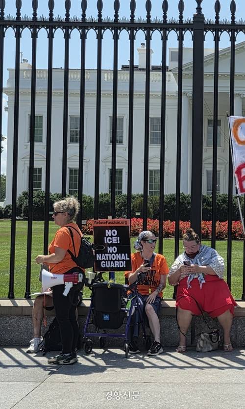 11일(현지시간) 미국 워싱턴 백악관 앞에서 시민들이 현수막과 팻말을 들고 1인 시위를 하고 있다.  워싱턴 | 정유진 특파원