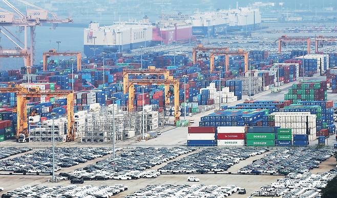 지난 7일 경기도 평택항에 컨테이너가 쌓여 있는 모습. 연합뉴스