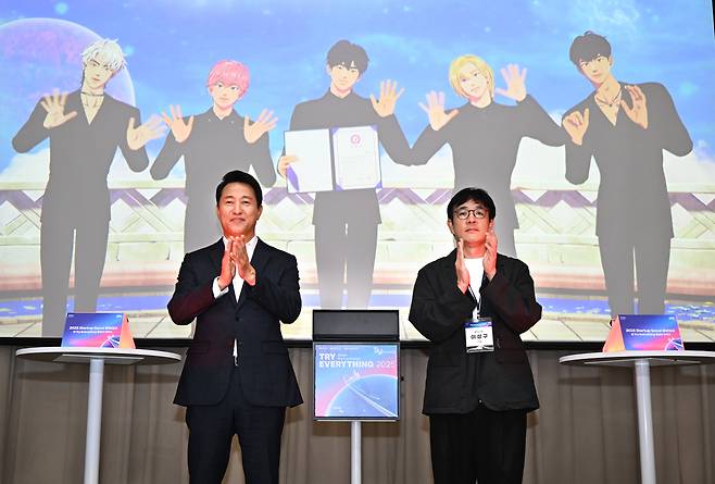 오세훈 서울시장이 12일 오전 ‘2025 Startup Seoul 홍보대사 및 Try Everything 홍보단’ 위촉식에서 이성구 블래스트 대표(오른쪽), 버추얼 아이돌그룹 플레이브와 기념촬영 하고 있다. 서울시 제공