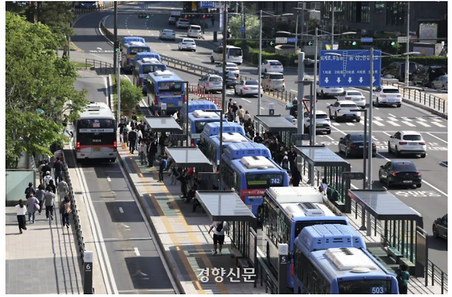 서울버스노조가 준법 투쟁을 시작한 지난 4월 30일 서울역 버스환승센터를 지나는 버스가 줄지어 서있다. 정효진 기자