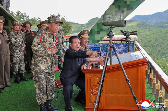 북한이 지난 11일 조선인민군 대연합부대관하 전술적 포병구분대들의 사격훈련경기를 진행했다고 조선중앙통신이 12일 보도했다. 통신이 공개한 사진을 보면 유창선(붉은 원)은 오른쪽 가슴에 ‘총참모부 포병국 국장 유창선’이란 명찰을 달고 이번 훈련에 참관했으며 소장(한국군 준장 격) 계급장을 달고 있다. 평양 조선중앙통신=연합뉴스
