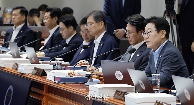이재명 대통령이 12일 서울 용산 대통령실 청사에서 열린 국무회의에서 발언하고 있다. 대통령실사진기자단