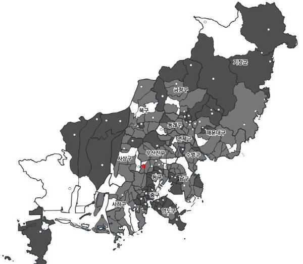 2019년 말 기준 소멸 위험(짙은 회색) 또는 주의(옅은 회색) 단계에 진입한 부산지역 읍·면·동 현황. 작은 동그라미는 당시 신입생 40명 미만 초등학교 80곳의 위치. 이들 80개 초등학교 중 74곳이 소멸 위기 또는 주의 단계 읍·면·동에 있다.