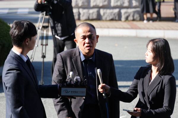김건희 여사 공천 개입 의혹과 미래한국연구소의 불법 여론조사 의혹 등 사건의 핵심 인물인 명태균 씨가 9일 오전 경남 창원시 성산구 창원지방검찰청(창원지검)에 출석해 취재진 질문에 답변하고 있다. 2024.11.9 연합뉴스