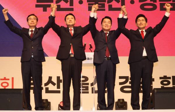 12일 오후 부산 해운대구 벡스코에서 열린 국민의힘 부울경 합동연설회에서 당대표 후보들이 손을 맞잡고 있다. 왼쪽부터 조경태, 장동혁, 안철수, 김문수 후보. 공동취재