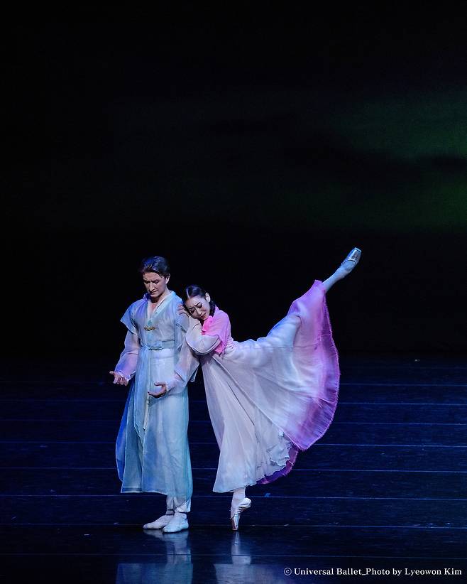 Igor Kontarev (left) and Hong Hyang-gee perform "The Love of Chunhyang." (Universal Ballet)