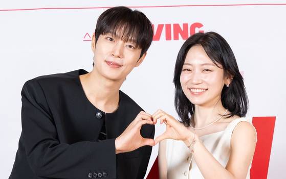 Actors Kim Seul-gi and Yoon Doo-joon pose for photos during an online press conference for the upcoming one-episode drama ″The Custody War″ on Aug. 11. [CJ ENM]