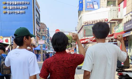 Migrant workers from Indonesia, including 25-year-old Rou at center, pose for photos after an interview with the JoongAng Sunday on July 29 in Ansan, Gyeonggi. [JOONGANG SUNDAY]