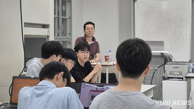 지난 8일 서울 동북고 독서토론 현장에서 3학년 이준재군이 자신의 의견을 말하고 있다. 이 군은 1학년 때부터 3년간 토론 프로그램에 참여했다. 황인성 기자