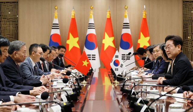 이재명 대통령이 11일 용산 대통령실에서 한국을 국빈방문한 또럼 베트남 당서기장과 확대 정상회담을 갖고 있다. 베트남 당서기장의 방한은 2014년 이후 11년 만이다. 김지훈 기자