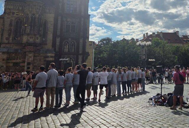 최근 체코 프라하 구시가지 광장에서 국제선교단체 ‘유럽이니셔티브(EI)’ 청년 20여명이 한 줄로 서서 복음의 메시지를 담은 무언극을 펼치고 있다. EI 제공