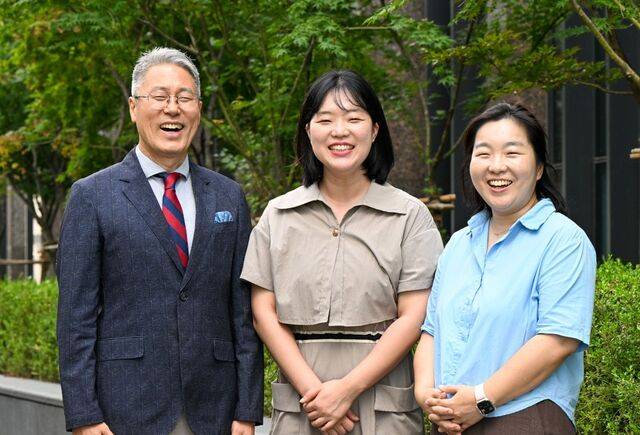 멤버 케어 사역을 펼치고 있는 아시안미션 실무진이 지난 7일 서울 강서구 사무실 앞에서 찍은 기념사진. 왼쪽부터 이상준 대표, 원현경 주임, 강정은 과장. 신석현 포토그래퍼