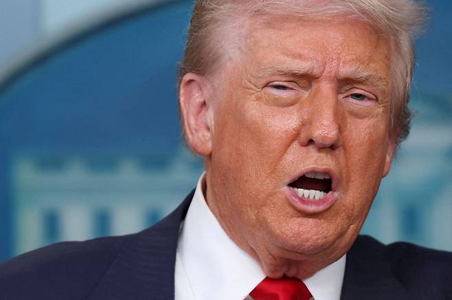 도널드 트럼프 미국 대통령이 11일(현지시간) 백악관 브리핑룸에서 기자회견을 하고 있다. 연합뉴스