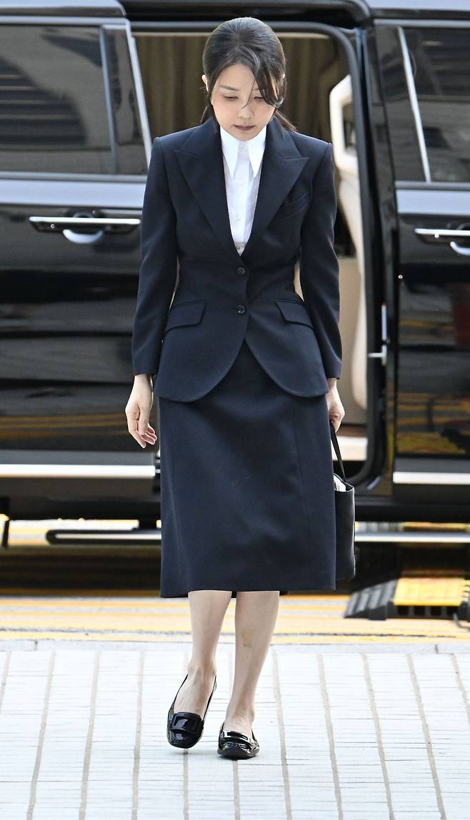 김건희 여사가 12일 구속 전 피의자 심문(영장실질심사)을 받기 위해 서울 서초구 서울중앙지법에 출석하고 있다. 연합뉴스