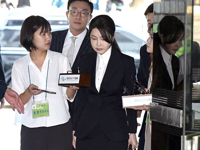 김건희 여사가 12일 서울 서초구 서울중앙지법에서 열린 구속 전 피의자 심문(영장실질심사)에 출석하고 있다. 사진공동취재단