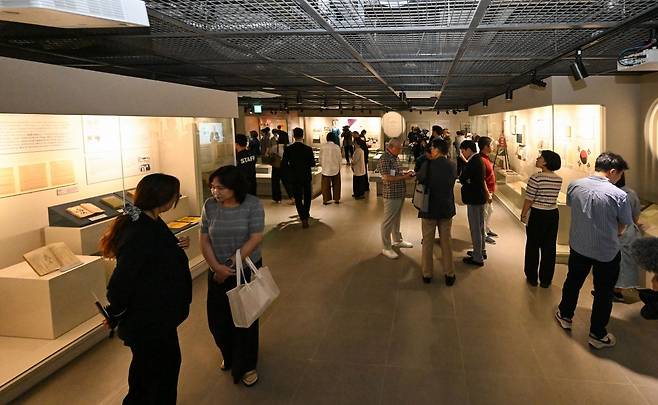 한국기독교역사문화관 개관식 참석자들이 12일 서울 은평구 문화관을 관람하고 있다. 신석현 포토그래퍼