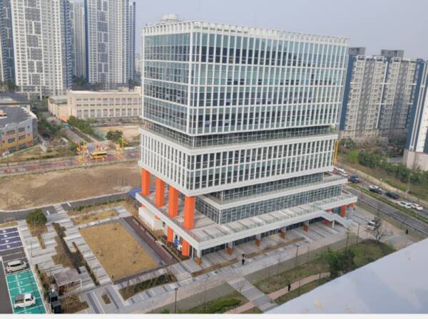 시흥 배곧신도시 R&D 부지에 들어선 A사 건물. 김형수기자