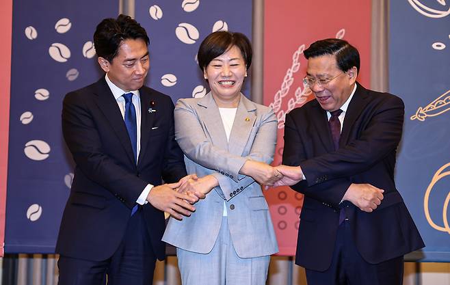 송미령 농림축산식품부 장관이 한쥔 중국 농업농촌부 장관, 고이즈미 신지로 일본 농림수산상과 11일 인천 파라다이스호텔에서 열린 한·중·일 농업장관회의에 앞서 기념촬영을 하고 있다. [사진 = 뉴스1]