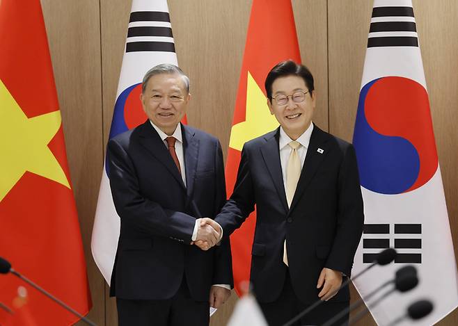 이재명 대통령과 또 럼 베트남 당서기장이 11일 서울 용산 대통령실에서 열린 정상회담에서 악수를 하고 있다. [김호영 기자]