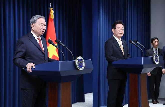 이재명 대통령과 또 럼 베트남 당서기장이 11일 서울 용산 대통령실에서 한-베트남 공동언론발표를 하고 있다. [김호영 기자]