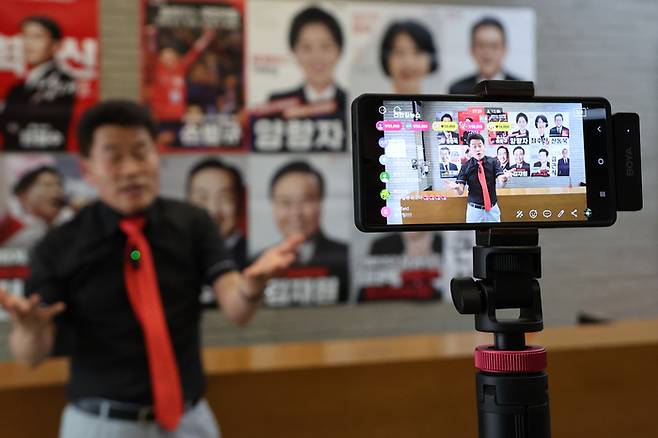 국민의힘 전당대회 방해 논란 당사자인 전한길 씨가 당 윤리위원회의 징계 절차가 시작된 11일 서울 여의도 당사를 찾아 징계의 부당함을 알리는 개인 유튜브 방송을 하고 있다. [연합뉴스]