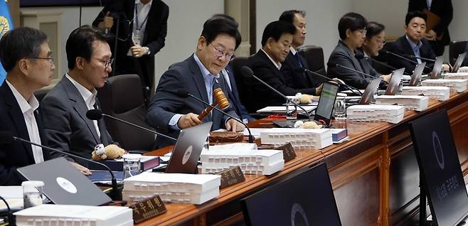 이재명 대통령이 12일 서울 용산 대통령실 청사에서 열린 국무회의에서 의사봉을 두드리고 있다. [김호영 기자]