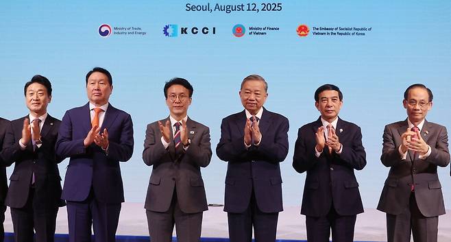 또럼 베트남 공산당 서기장의 국빈 방한을 맞아 지난 12일 서울 중구 소공동 롯데호텔에서 한·베트남 비즈니스 포럼이 열린 가운데 주요 참석자들이 기념촬영을 하고 있다. 왼쪽부터 이호연 산업통상자원부 2차관, 최태원 대한상공회의소 회장, 김민석 국무총리, 또럼 서기장, 판반장 베트남 국방부 장관, 레호아이쭝 베트남 공산당 중앙위원회 사무국장.  이승환 기자