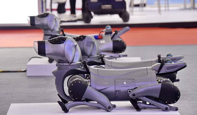 지난 11일 중국 베이징에서 열린 세계로봇콘퍼런스(WRC)에 개 모양의 중국 4족 보행 로봇이 전시돼 있다.  신화연합뉴스