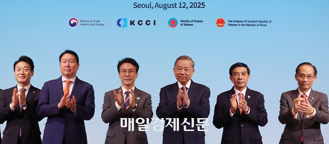 또럼 베트남 공산당 서기장의 국빈 방한을 맞아 지난 12일 서울 중구 소공동 롯데호텔에서 한·베트남 비즈니스 포럼이 열린 가운데 주요 참석자들이 기념촬영을 하고 있다. 왼쪽부터 이호연 산업통상자원부 2차관, 최태원 대한상공회의소 회장, 김민석 국무총리, 또럼 서기장, 판반장 베트남 국방부 장관, 레호아이쭝 베트남 공산당 중앙위원회 사무국장.  025.8.12  [이승환 기자]