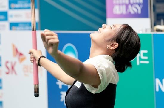 스롱피아비가 10일 NH농협카드LPBA투어 결승에서 김민아를 세트스코어 4:1로 물리치고 우승, 통산 9번째 정상에 올랐다. 우승을 확정한 스롱피아비가 두 팔을 벌려 환호하고 있다. (사진=PBA)