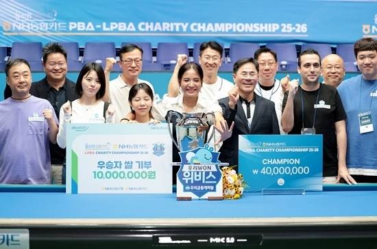 스롱피아비가 우리금융캐피탈 선수 및 관계자와 기념촬영하고 있다. (사진=PBA)