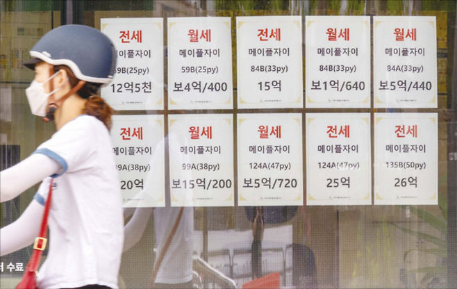 전세퇴거자금 대출이 막힌 단지는 전세 수요가 줄며 가격이 하락하는 모양새를 띤다. 6월 2일 메이플자이 전용면적 59㎡는 14억원에 전세 거래가 체결됐으나 7월 18일 같은 면적 전세 계약이 10억5500만원에 이뤄지며 3억원 넘게 하락했다. 메이플자이 전용 84㎡도 7월 3일 19억원에 전세 거래가 이뤄졌으나 7월 8일에는 보증금 12억원에 전세가 계약되며 7억원 떨어졌다. (윤관식 기자)