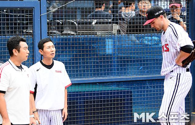 염경엽 감독과 이야기를 나누고 있는 톨허스트. 사진(잠실 서울)=김영구 기자