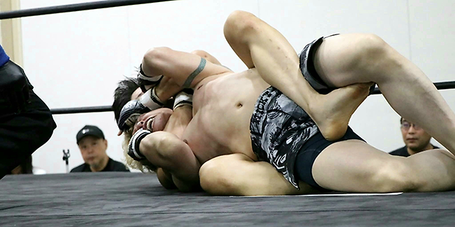 KMMA 웰터급 및 슈퍼라이트급 타이틀 도전자 출신 문홍범이 2025년 8월 일본 효고현 아마가사키시 주쇼키고센터에서 ACF 라이트급 챔피언 사키노 하카를 리어네이키드초크로 제압하고 있다. 사진=스탠다드앤드프로그레스 스포츠에이전시 제공