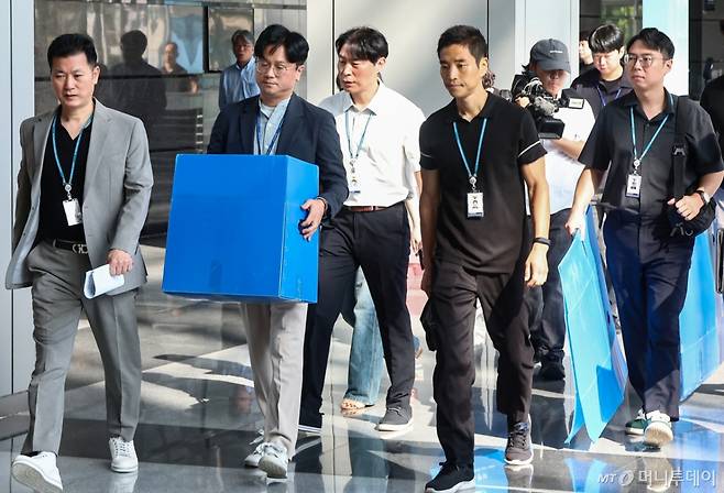 (인천=뉴스1) 김도우 기자 = 경기남부경찰청과 고용노동부 관계자들이 12일 인천시 연수구 포스코이앤씨 본사 사옥에서 압수품을 담기 위한 박스를 들고 이동하고 있다.  경기남부경찰청 광명~서울고속도로 공사장 사고 수사전담팀과 고용노동부 안양지청은 12일 오전 9시부터 인력 70여 명을 투입해 3개 업체, 5곳에 대한 압수수색 영장을 집행 중이라고 밝혔다. 2025.8.12/뉴스1  Copyright (C) 뉴스1. All rights reserved. 무단 전재 및 재배포,  AI학습 이용 금지. /사진=(인천=뉴스1) 김도우 기자