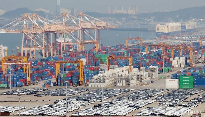 (평택=뉴스1) 김영운 기자 = 사진은 28일 경기 평택시 포승읍 평택항에 수출용 컨테이너들이 세워져 있는 모습. 2025.7.28/뉴스1  Copyright (C) 뉴스1. All rights reserved. 무단 전재 및 재배포,  AI학습 이용 금지.