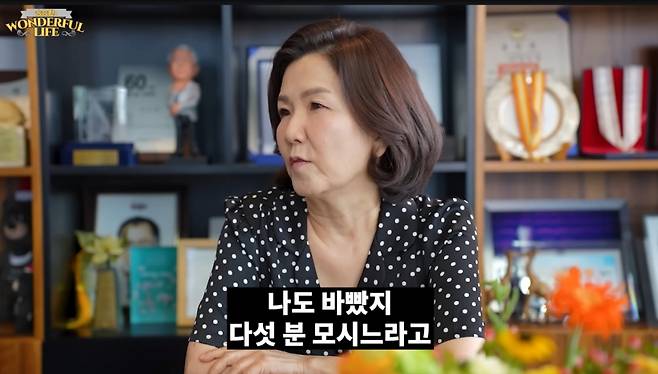 이성미가 부친의 잦은 재혼으로 어머니만 다섯 분을 모셨다고 말하고 있다. /사진=유튜브 갈무리