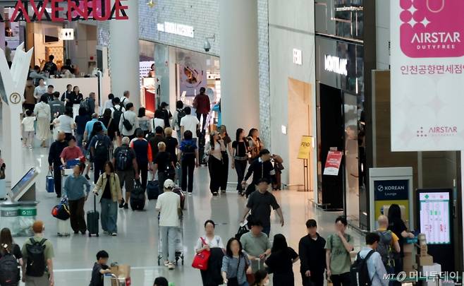 [인천공항=뉴시스] 추상철 기자 = 26일 오후 인천국제공항 내 면세점 구역에서 공항 이용객이 각종 면세점을 지나고 있다. 호텔신라와 신세계면세점은 인천지방법원에 인천국제공항점 임차료 인하 조정 신청을 제기했으며 조정 기일은 내달 2일이다. 025.05.26. scchoo@newsis.com /사진=추상철